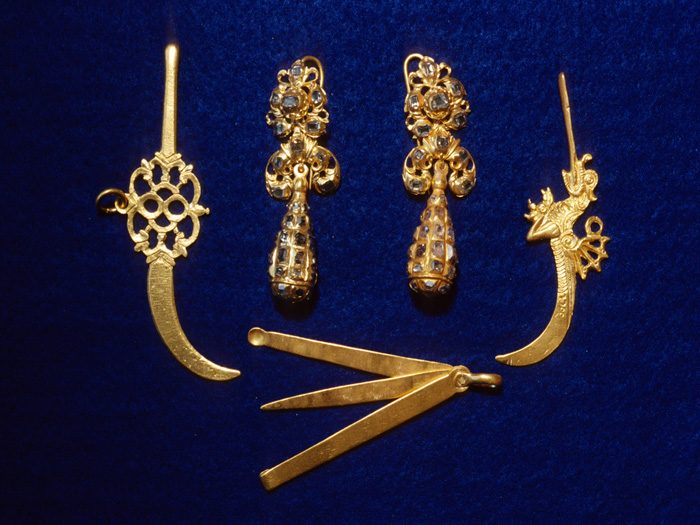 Caption 6- Gold toothpicks, manicure set and earrings. -1715 Fleet