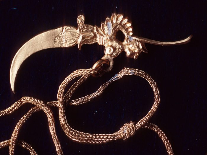 Caption 7- Gold toothpick and chain. - 1715 Fleet
