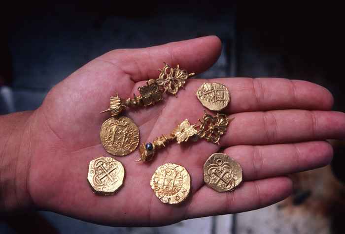Caption 15- Two escudos from the Lima and Santa Fé de Bogotá mints. The Lima coins are dated 1700 and 1707. Also pictured are two pins. -1715 Fleet