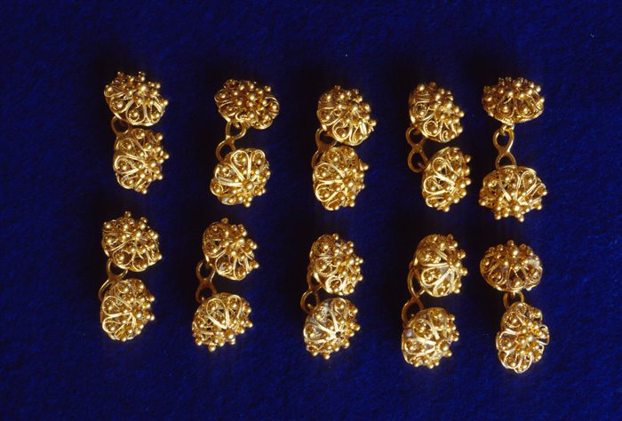 Caption 23- Eight pairs of finely crafted gold buttons. -1715 Fleet
