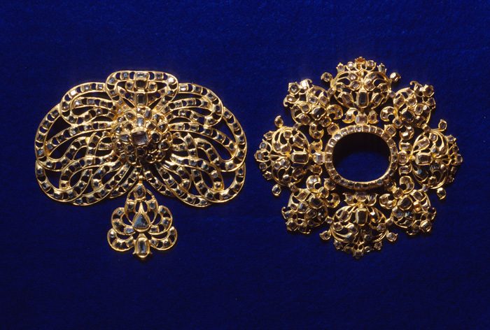 Caption 25- Gold diamond studded brooches -1715 Fleet