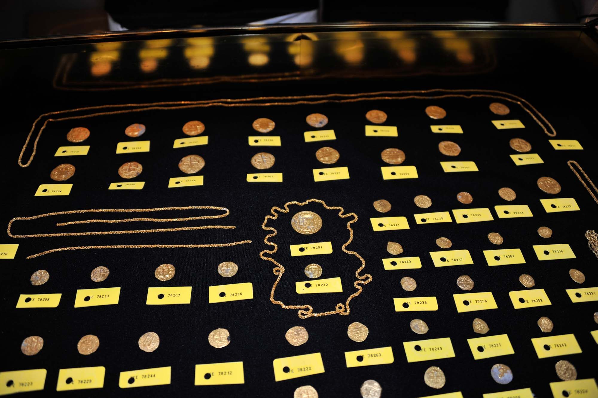 Another close up of the 1715 Tricentennial Royal together ith gold coins and chains