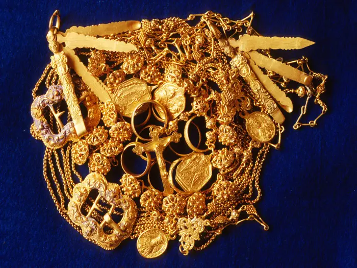 Caption 4- Cache of jewelry and religious artifacts -1715 Fleet