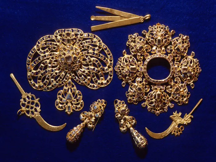 Caption 5- Gold diamond studded brooches and earrings, gold manicure set and gold toothpicks -1715 Fleet