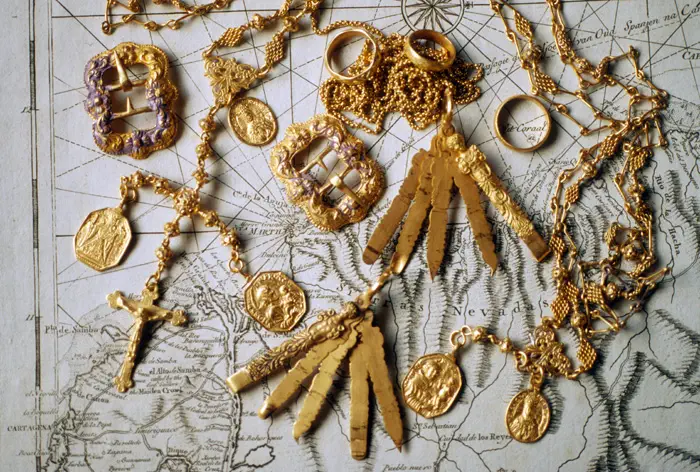 Caption 9- Gold manicure sets, rosaries, rings, chains and buckles. -1715 Fleet