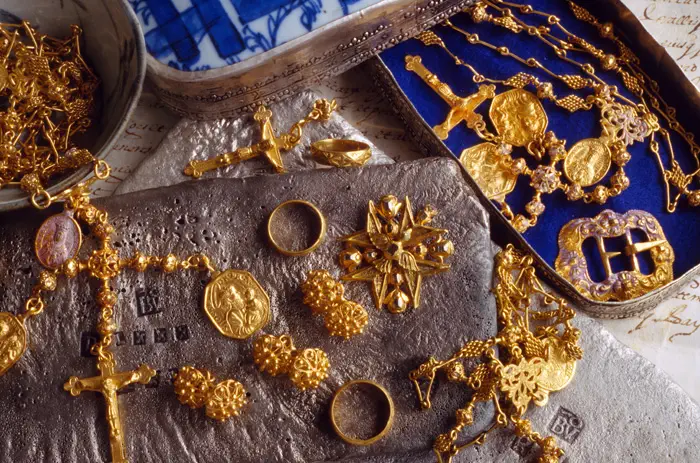 Caption 14- Gold rings, jewelry, religious artifacts and large silver bar. -1715 Fleet (Two bars are “Tumbaga Wreck”)